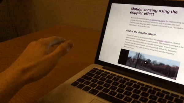 Doppler-Effekt als Möglichkeit zur Steuerung des Scrollens eines Artikels auf einem Laptop mit Handbewegung.