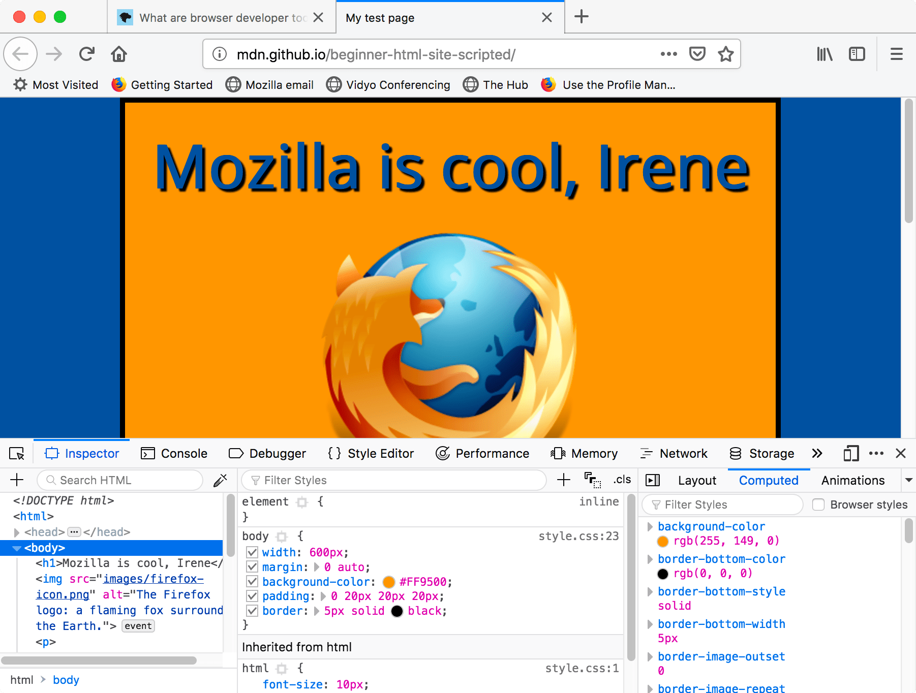 Bildschirmfoto eines Browsers mit geöffneten Entwicklerwerkzeugen. Die Webseite wird in der oberen Hälfte des Browsers angezeigt, die Entwicklerwerkzeuge belegen die untere Hälfte. Es sind drei Bereiche in den Entwicklerwerkzeugen geöffnet: HTML, mit ausgewähltem body-Element, ein CSS-Bereich, der Stilblöcke anzeigt, die auf das hervorgehobene body abzielen, und ein Bereich für berechnete Stile, der alle Autorenstile zeigt; das Kontrollkästchen für Browserstile ist nicht aktiviert.