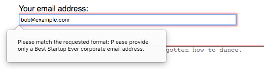 Eine gültige E-Mail-Adresse, aber die Eingabe ist im Fehlerzustand mit einem Popout aus der Eingabe mit dem Text 'Der eingegebene Text stimmt nicht mit dem erforderlichen Muster überein. Bitte geben Sie nur eine Corporate E-Mail-Adresse von Best Startup Ever an.'