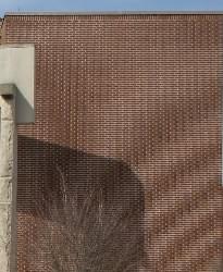 Eine Ziegelwand mit einem wirbelnden Effekt ähnlich denen von Wellen aufgrund des Moiré-Musters